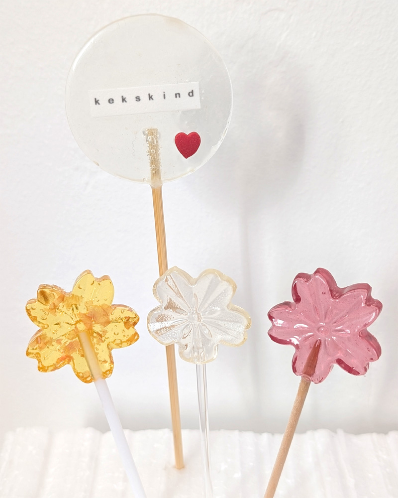 kleine blütenlollies und runder lolli mit firmenlogo kekskind